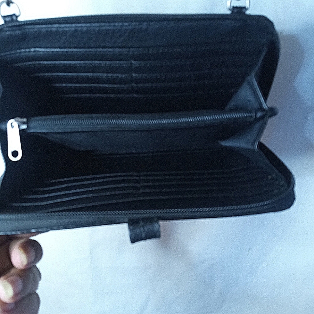 The Sak Iris Large Smartphone Crossbody Bag in Black faux leather, Convert